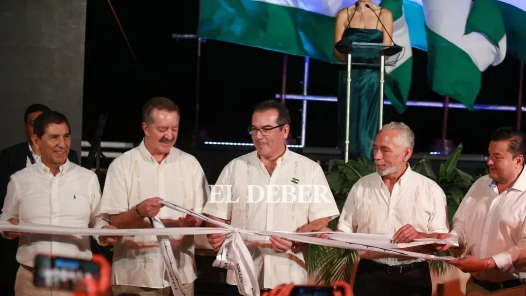 Acto de inauguración del puente Urubó Village